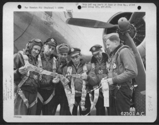 Lt Whitson And Crew 6-4-45.jpg